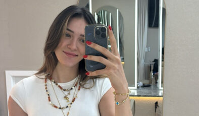 Hoş voleybolcu Zehra Güneş tatilde! Dantel elbisesiyle verdiği pozlar çok beğenildi