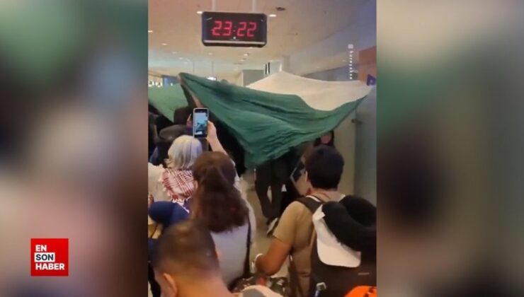 İsrailliler Yunanistan havalimanında Filistin bayrağı ile karşılandı