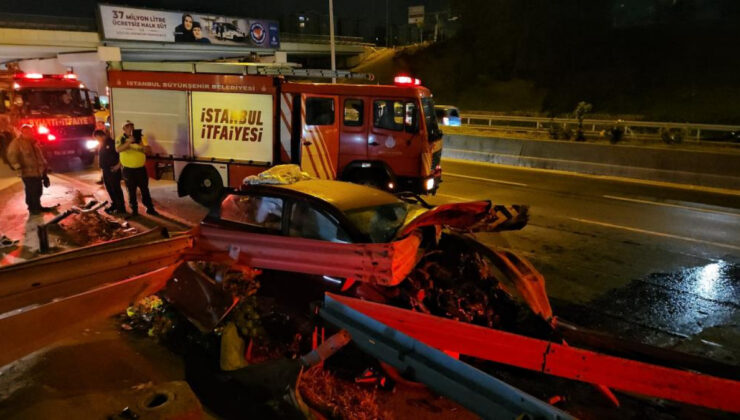 İstanbul Bayrampaşa’da bariyerlere saplanan arabanın şoförü yaralandı