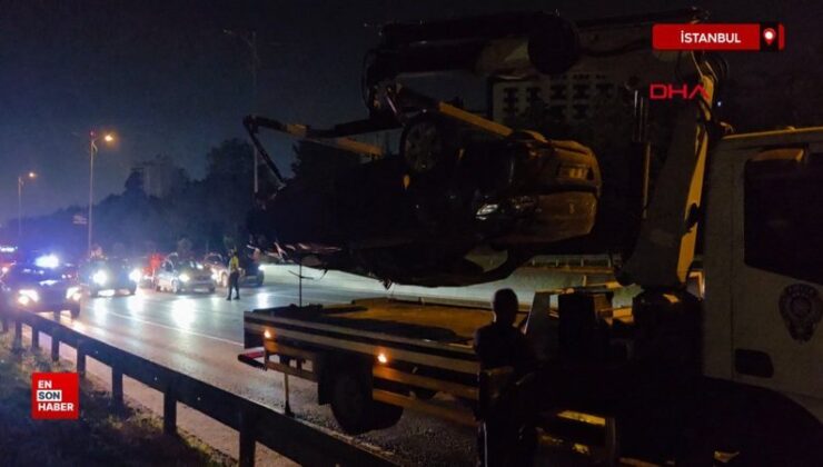 İstanbul’da araba bariyerlere çarpıp takla attı