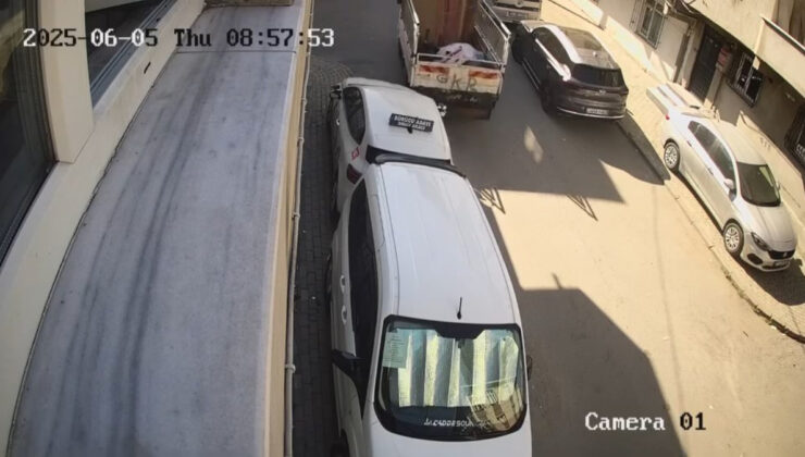 İstanbul’da geri hareket yapan kamyonet arabaya çarpıp kaçtı