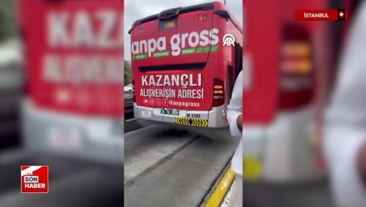 İstanbul’da motor kısmından duman yükselen metrobüsteki yolcular tahliye edildi