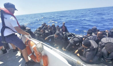 İzmir açıklarında 47 sistemsiz göçmen kurtarıldı