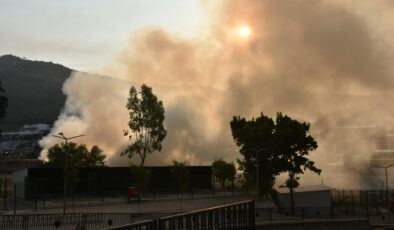 İzmir Karşıyaka’da çöplükte yangın