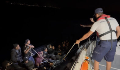 İzmir’de lastik bottaki 42 göçmen kurtarıldı