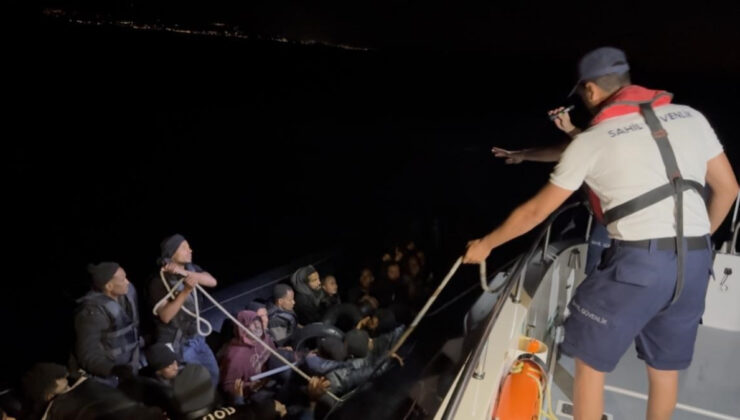 İzmir’de lastik bottaki 42 göçmen kurtarıldı