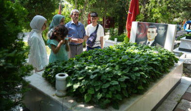İzmir’de şehit yakınlarından Kurban Bayramı’nın birinci gününde şehitlik ziyareti