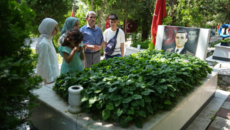 İzmir’de şehit yakınlarından Kurban Bayramı’nın birinci gününde şehitlik ziyareti