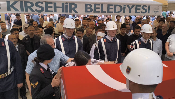 İzmir’de uzman çavuş ve eşi trafik kazasında hayatını kaybetti