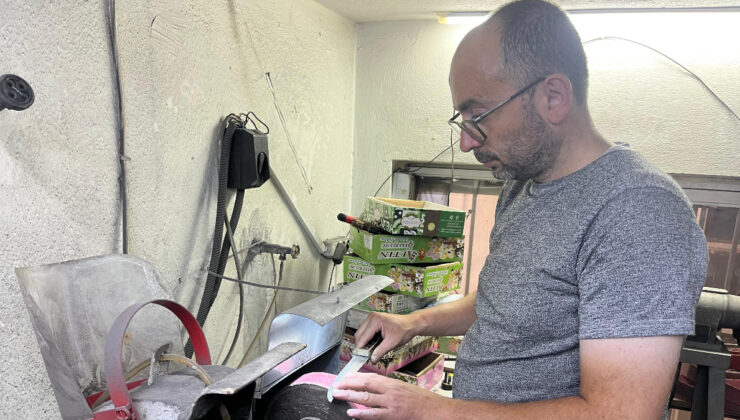 İzmir’in görme engelli bıçakçısı 25 yıldır işini başında