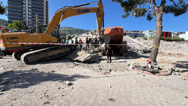Kahramanmaraş’ta iş makinesi operatörü, yıktığı binanın altında kaldı