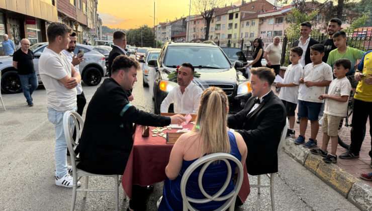Karabük’te okey masası kurarak düğün konvoyunun önünü kestiler