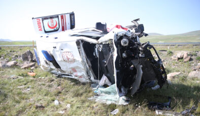Kars’ta ambulans devrildi: 4 yaralı