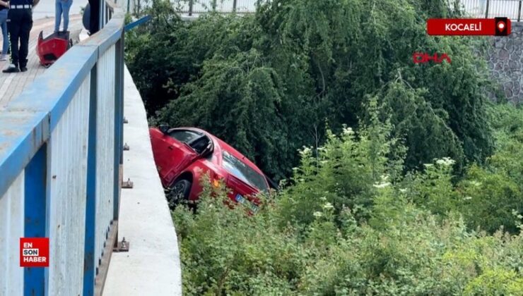 Kocaeli’de araba, bariyerlere çarpıp ağaçlık alana düştü
