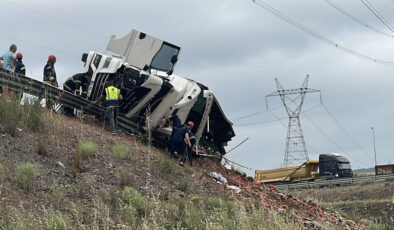 Kocaeli’de karpuz yüklü tır devrildi; 1 meyyit, 3 yaralı