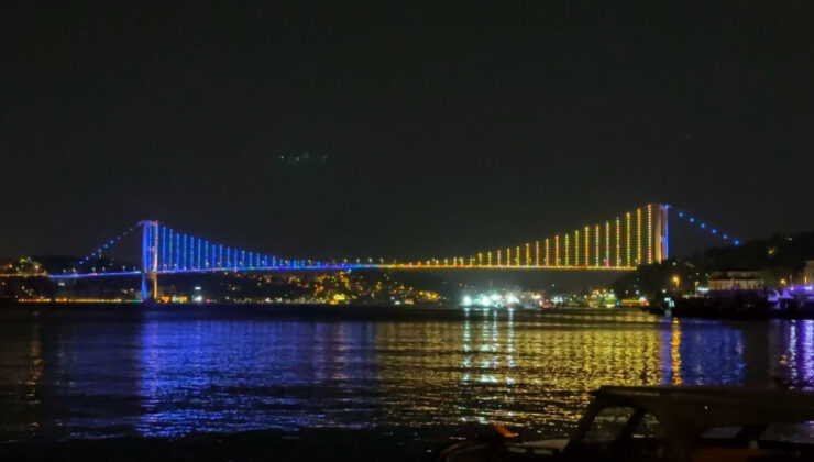 Köprüler sarı-lacivert renklere büründü