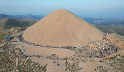 Kurban Bayramı’nda Nemrut Dağı’na turist akını: 10 bin kişi tepeye tırmandı
