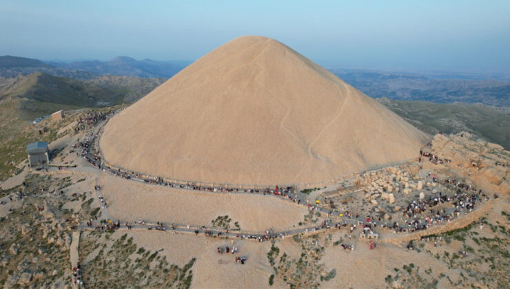 Kurban Bayramı’nda Nemrut Dağı’na turist akını: 10 bin kişi tepeye tırmandı