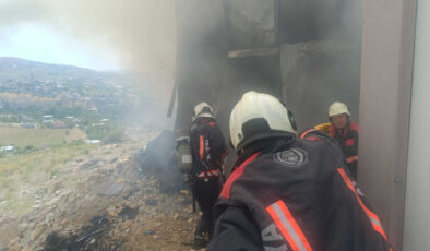 Malatya’da personellerin kaldığı 8 konteyner, çıkan yangında ziyan gördü
