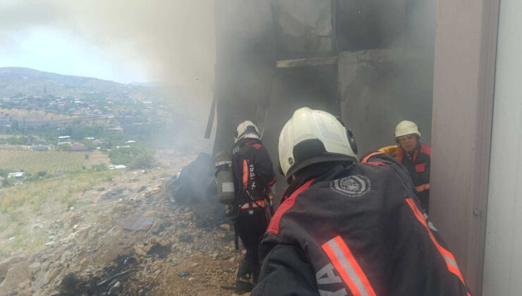 Malatya’da personellerin kaldığı 8 konteyner, çıkan yangında ziyan gördü