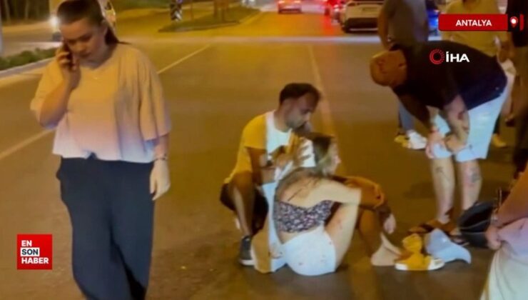Manavgat’ta turistleri taşıyan transfer aracı, motosiklete çarptı