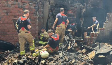 Manisa’da elektrik tesisatından çıkan yangında 2 konut küle döndü