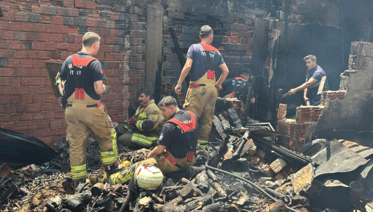 Manisa’da elektrik tesisatından çıkan yangında 2 konut küle döndü