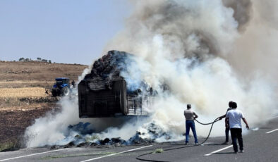 Mardin’de saman yüklü tır alev alev yandı