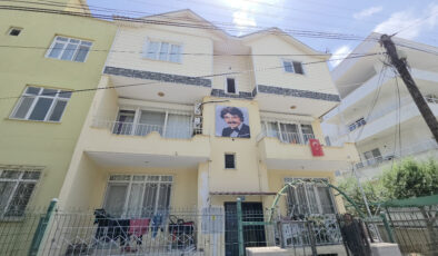 Mersin’de ışıklı Ferdi Tayfur panosu: Oturduğu binanın duvarına yaptırdı