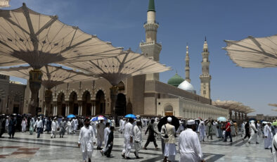 Mescid-i Nebevi’de hacıların cuma namazı coşkusu