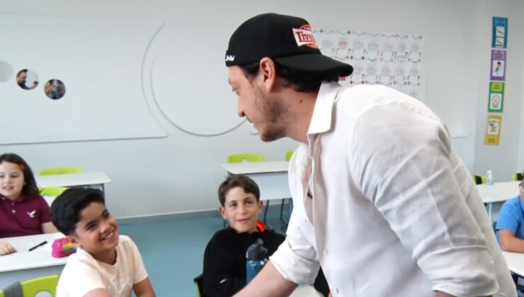 Mesut Özil, öğrencilerle bir ortaya geldi