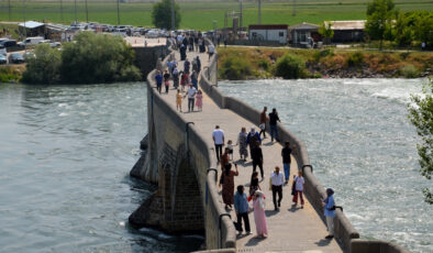 Muş’taki Murat Köprüsü’nde bayram yoğunluğu