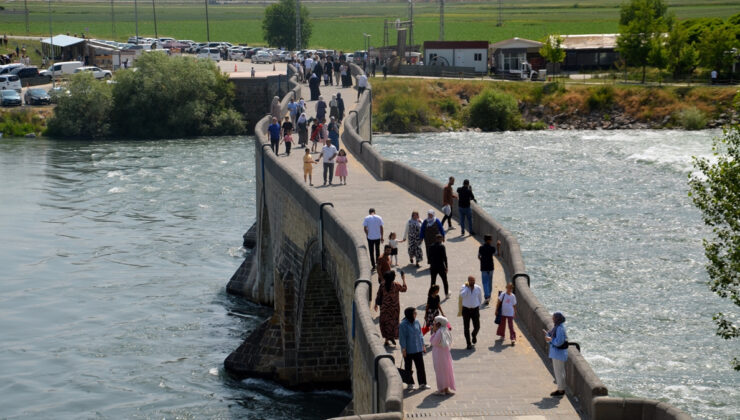 Muş’taki Murat Köprüsü’nde bayram yoğunluğu