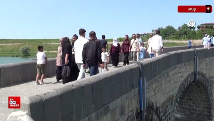Muş’taki tarihi Murat Köprüsü’nde bayram yoğunluğu