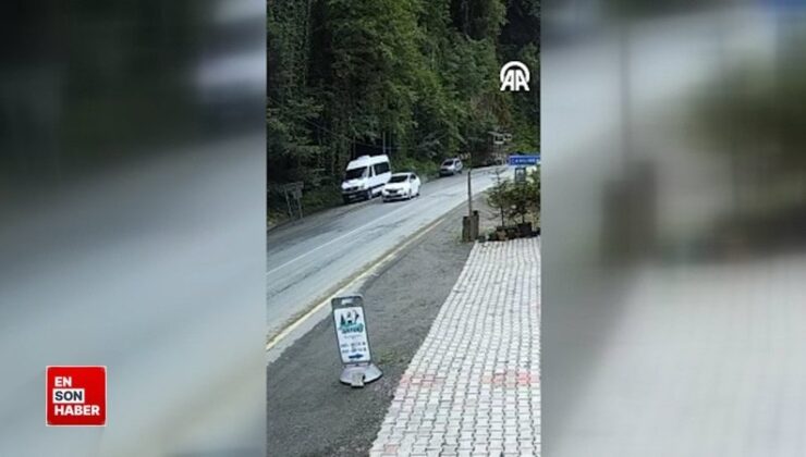 Rize’de yamaçtan kopan kaya modülünün arabanın önüne düşme anı