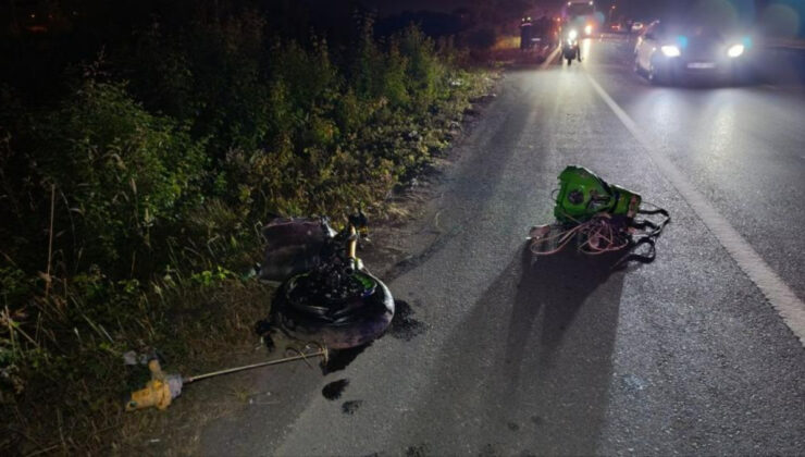 Sakarya’da yarış yaparken arabaya çarpan motosikletler parçalandı: 1 meyyit
