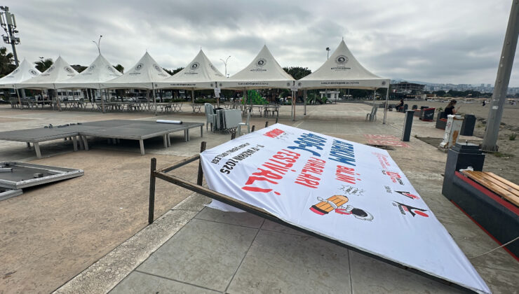 Samsun’da bilim fuarında öğrencilerin üzerine pankart düştü