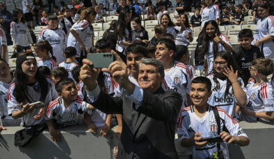 Serdal Adalı, çocuklarla bir ortaya geldi