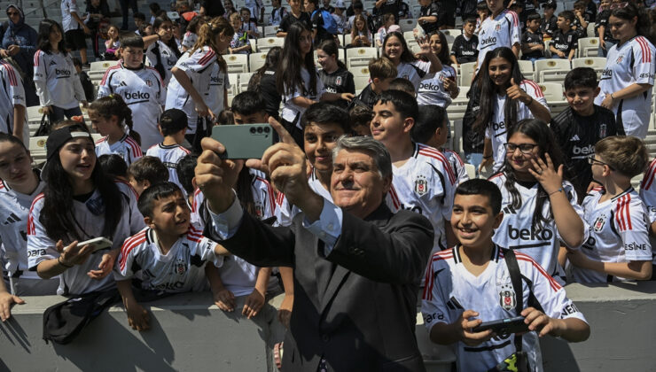 Serdal Adalı, çocuklarla bir ortaya geldi