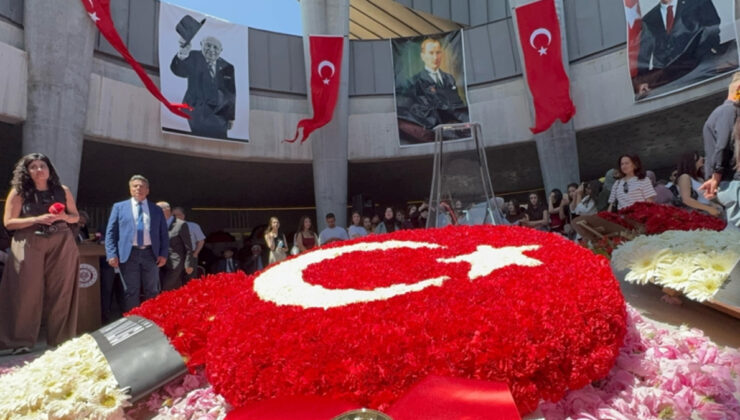 Süleyman Demirel, mezarı başında anıldı