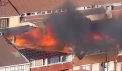 Sultangazi’de 5 katlı binanın çatısı alev alev yandı