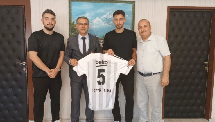 Tayyip Talha Sanuç’tan lise öğretmenine forma jesti