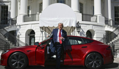 Trump, Musk’ı desteklemek için aldığı kırmızı Tesla’yı satıyor