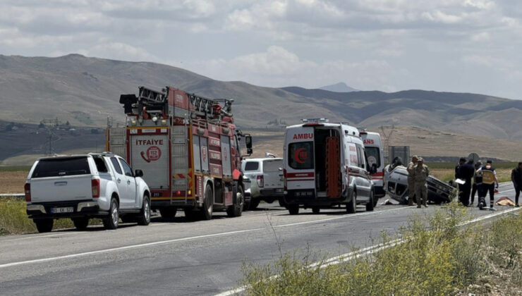 Van’da kızlarının mezuniyet merasimine giderken kaza yaptılar: 1 meyyit, 4 yaralı