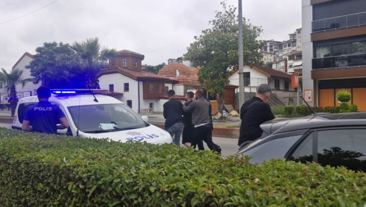 Zonguldak’ta tanımadığı bayana gül vermek istedi, reddedilince bıçak gösterdi