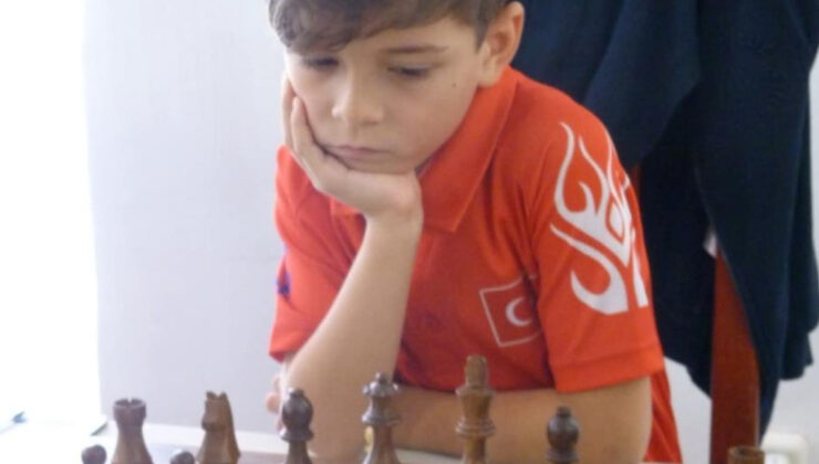 8 yaşındaki Ömer Taha Dede, satrançta dünya şampiyonu