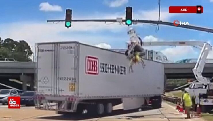 ABD’de hareket halindeki tır, sepetli vinç üzerinde çalışan çalışana çarptı