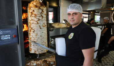 Adana’da dönerciler serinlemek için bedenlerine buz kalıbı bağlıyor