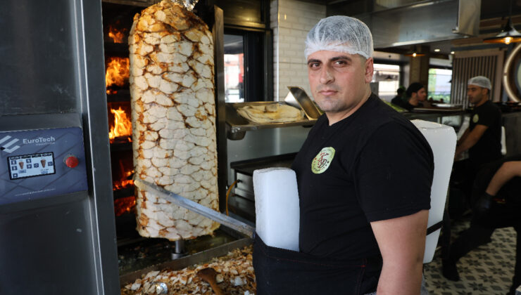Adana’da dönerciler serinlemek için bedenlerine buz kalıbı bağlıyor