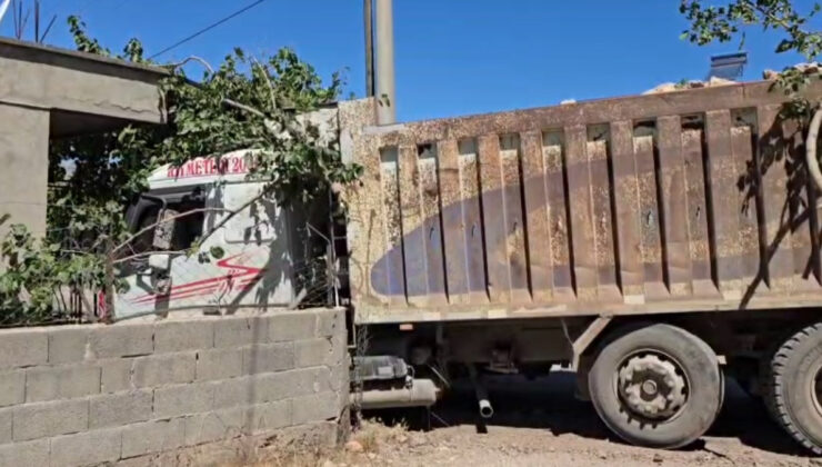 Adana’da freni boşalan hafriyat kamyonu kaza yaptı